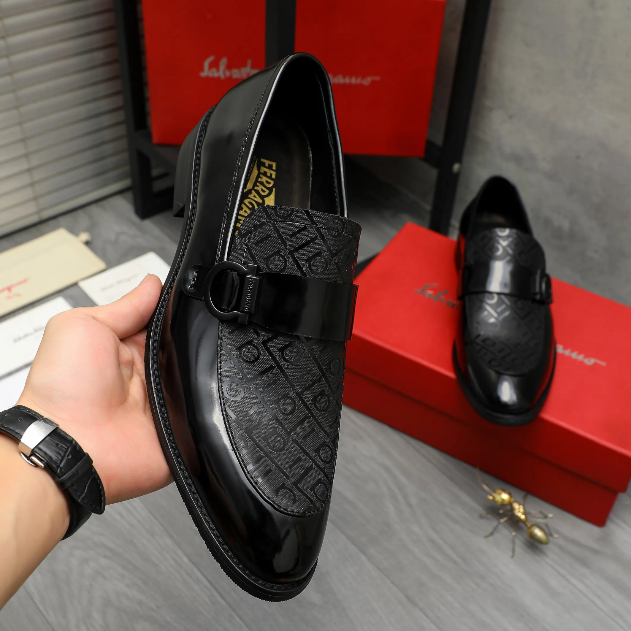 Men's shoes 💰460 Product trademark: Ferragamo "Ferragamo" business slip-on leather shoes Regular size: 39-44 Product materials: Selected high-quality pearlized cowhide stitching upper, cowhide lining, original outsole